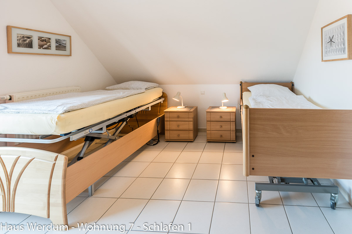 Schlafzimmer 1 mit zwei höhenverstellbaren Pflegebetten, Seitengittern und großer freier Bewegungszone. Reisen für Alle weist jeweils 160 × 190 cm Bewegungsfläche neben dem Bett und einen schmalsten Durchgang von 150 cm aus.