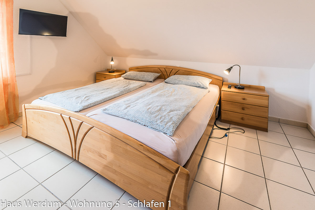 Barrierefreier Zugang zum Doppelbett mit ausreichend Bewegungsfläche für Rollstuhlfahrer in Wohnung 5 von Haus Werdum.