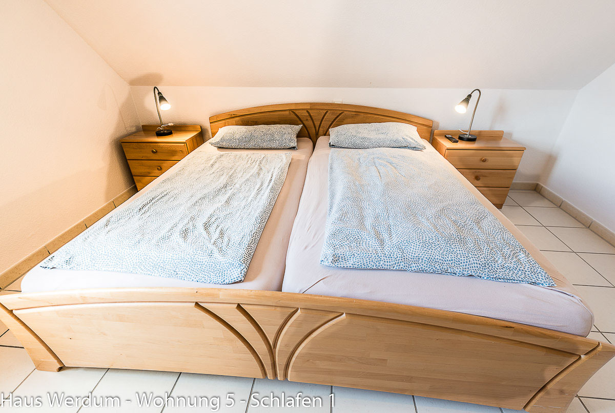 Seniorengerechtes Doppelbett mit beidseitigem Freiraum und schwellenlosem Fliesenboden in Haus Werdum Wohnung 5
