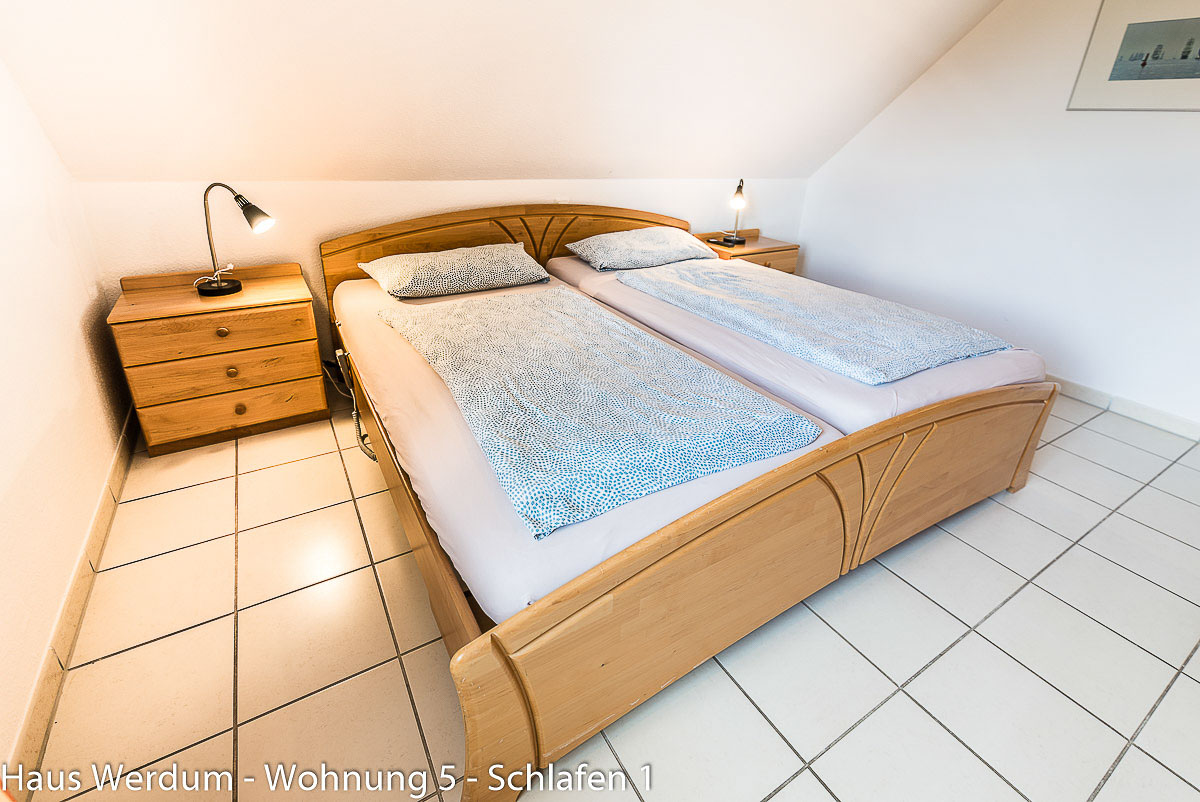 Großzügige Bewegungsfläche links neben dem seniorengerechten Doppelbett in Wohnung 5 von Haus Werdum
