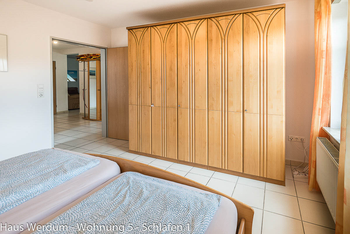 Schwellenloser Raumübergang und barrierefreie Bewegungsfläche vor dem Kleiderschrank im Schlafzimmer von Wohnung 5