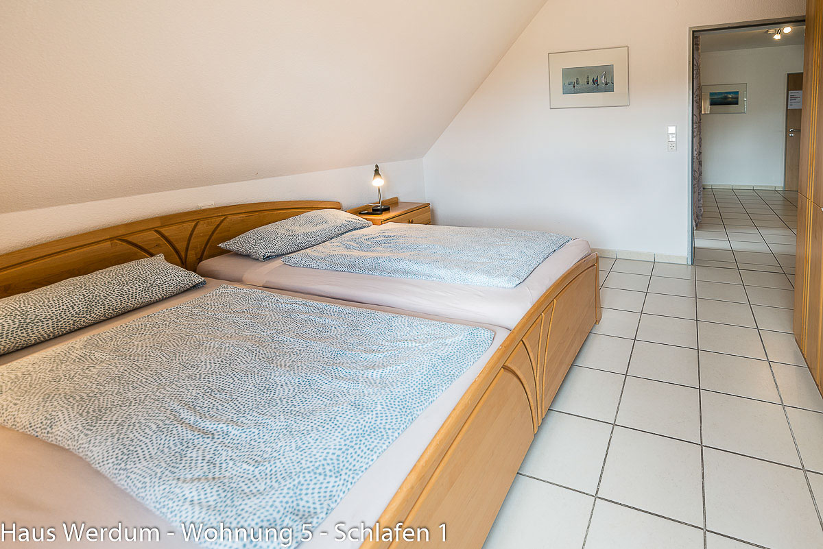 Schwellenloser Fliesenboden und breiter Durchgang vom Doppelbett zum Flur in Wohnung 5 im Haus Werdum