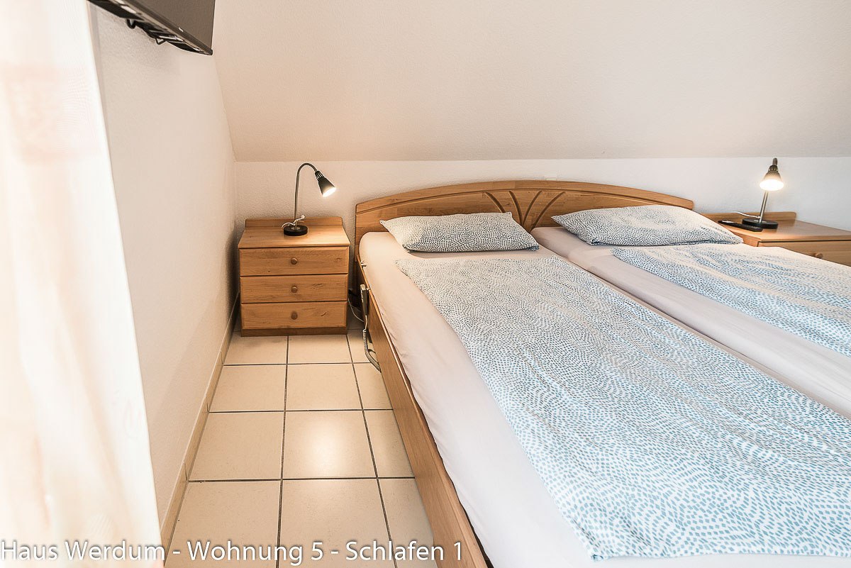Linke Seite des Doppelbettes mit freiem Zugang zum Nachttisch und schwellenlosem Fliesenboden in Wohnung 5