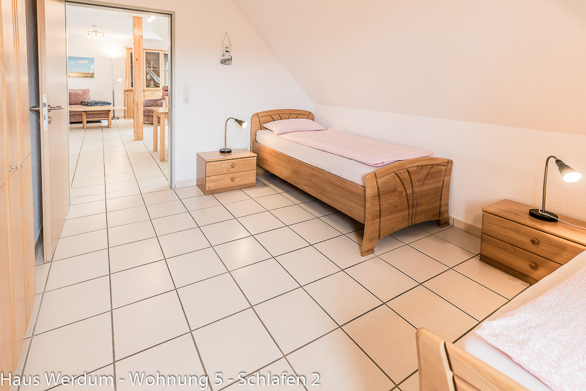 Barrierefreier, schwellenloser Übergang vom Schlafzimmer in den Wohnbereich der Ferienwohnung 5 im Haus Werdum mit helle Fliesen für Rollstühle